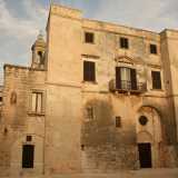 Spicca il monastero, delimitato da quattro torri angolari. In questa struttura � incastonata la chiesetta